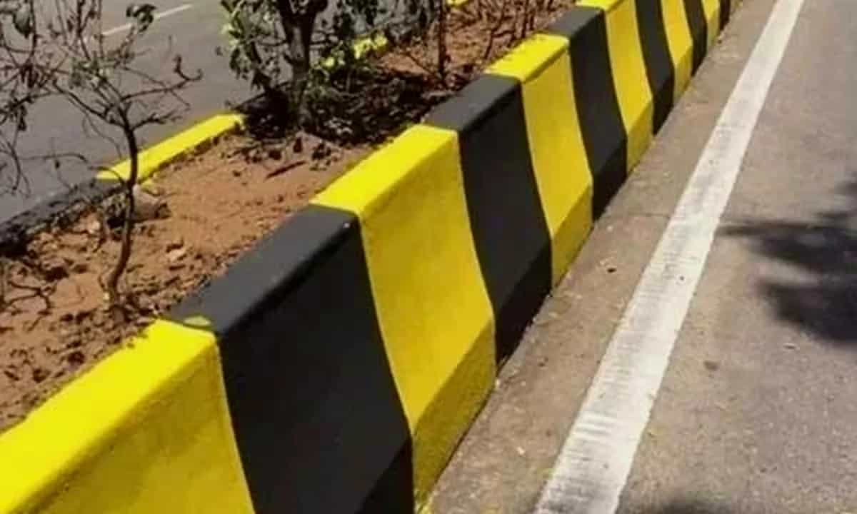 Highway median kerb marking — YNM Safety waterborne paint