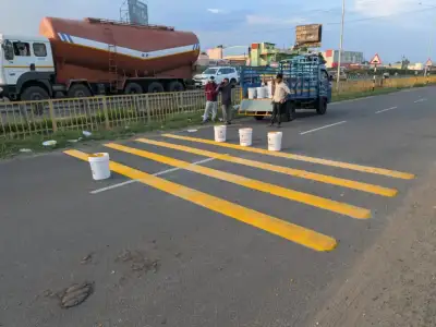 MMA resin cold plastic paint on NHAI highway — YNM Safety